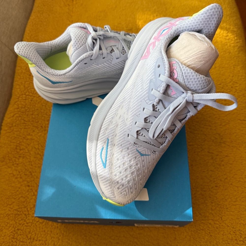 NIB. Women's Clifton 9 size 8